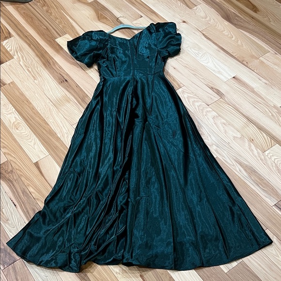 Ivy City Co Tessie Dress in Deep Green - Picture 4 of 5